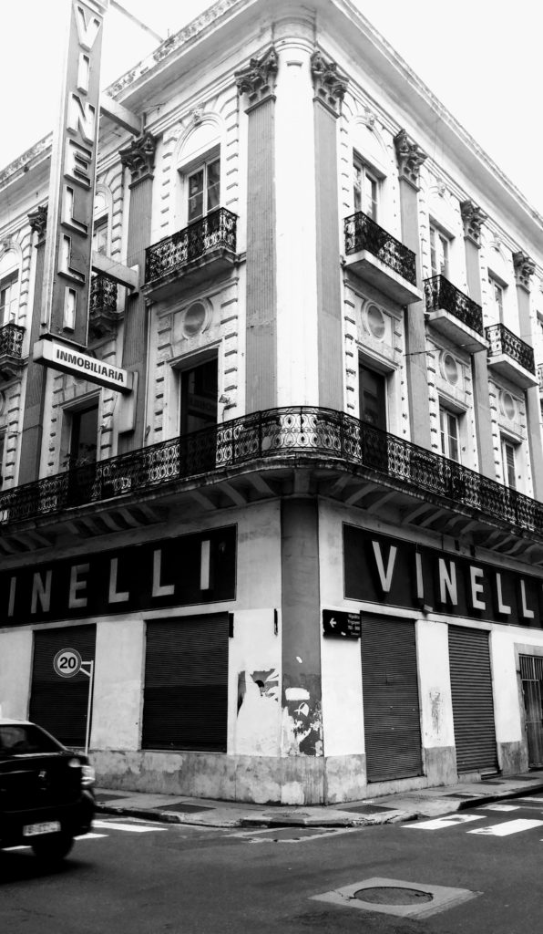 Esquina de Yrigoyen y Chacabuco sin ochava Esquina de Yrigoyen y Chacabuco sin ochava